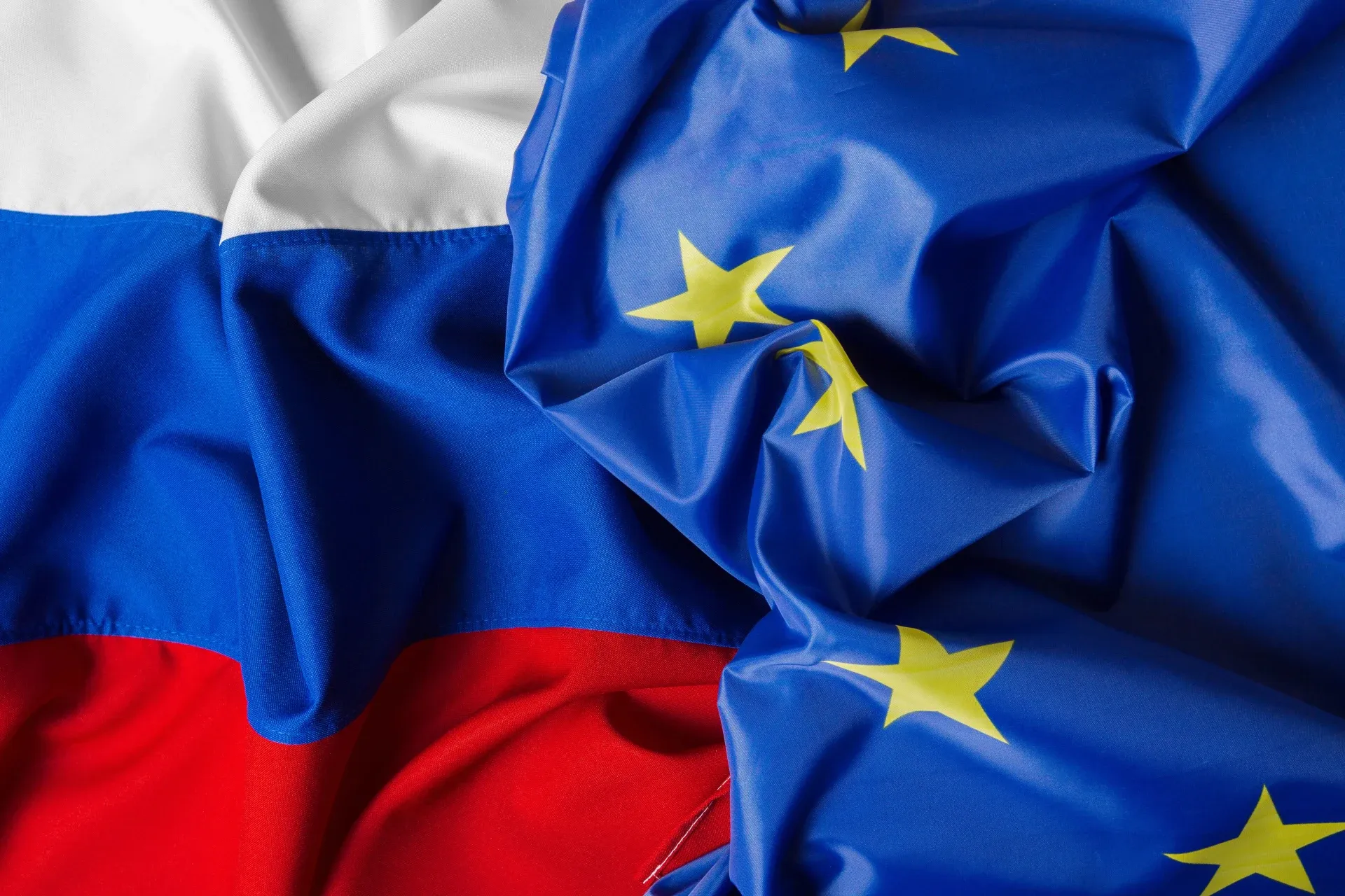 L’UE sanziona banche russe, operatori crypto e commercio energetico nel 21° pacchetto