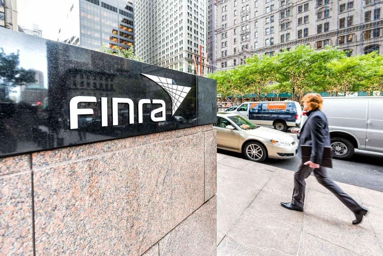 FINRA вынесла Cowen and Company публичное порицание и наложила штраф в размере 80 000 долларов за нарушения при тендерном предложении 2022 года