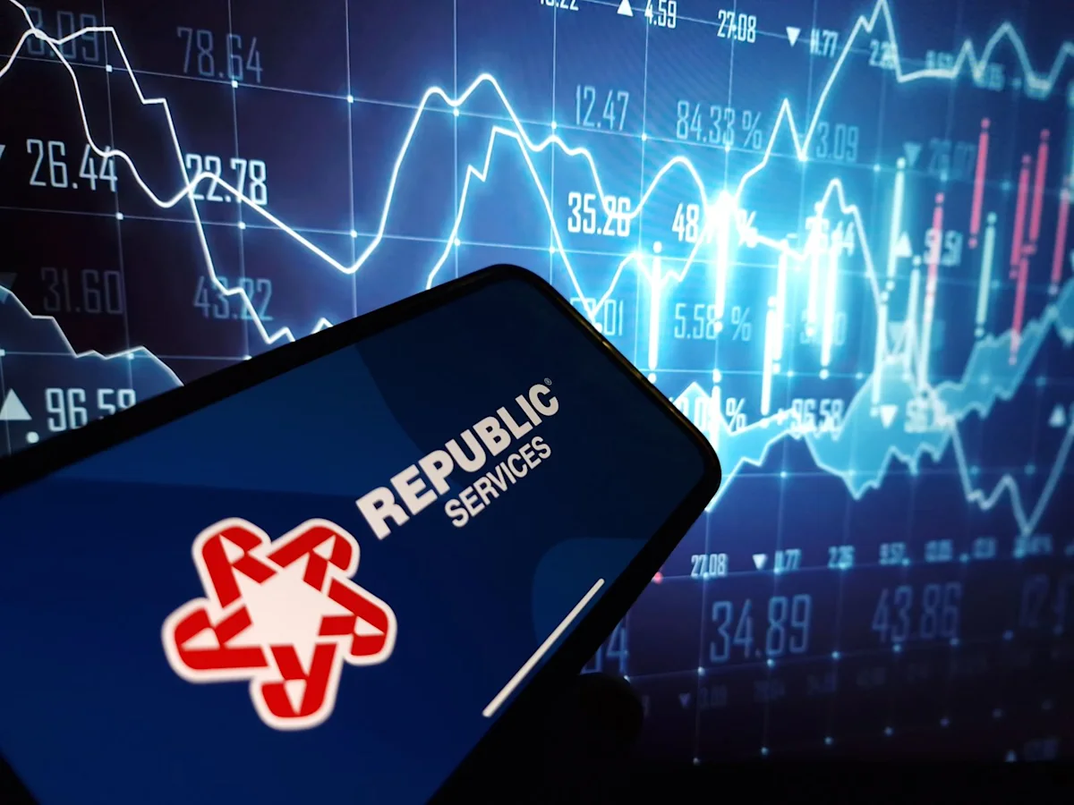Перспективы акций Republic Services: на Уолл-стрит бычьи или медвежьи настроения?