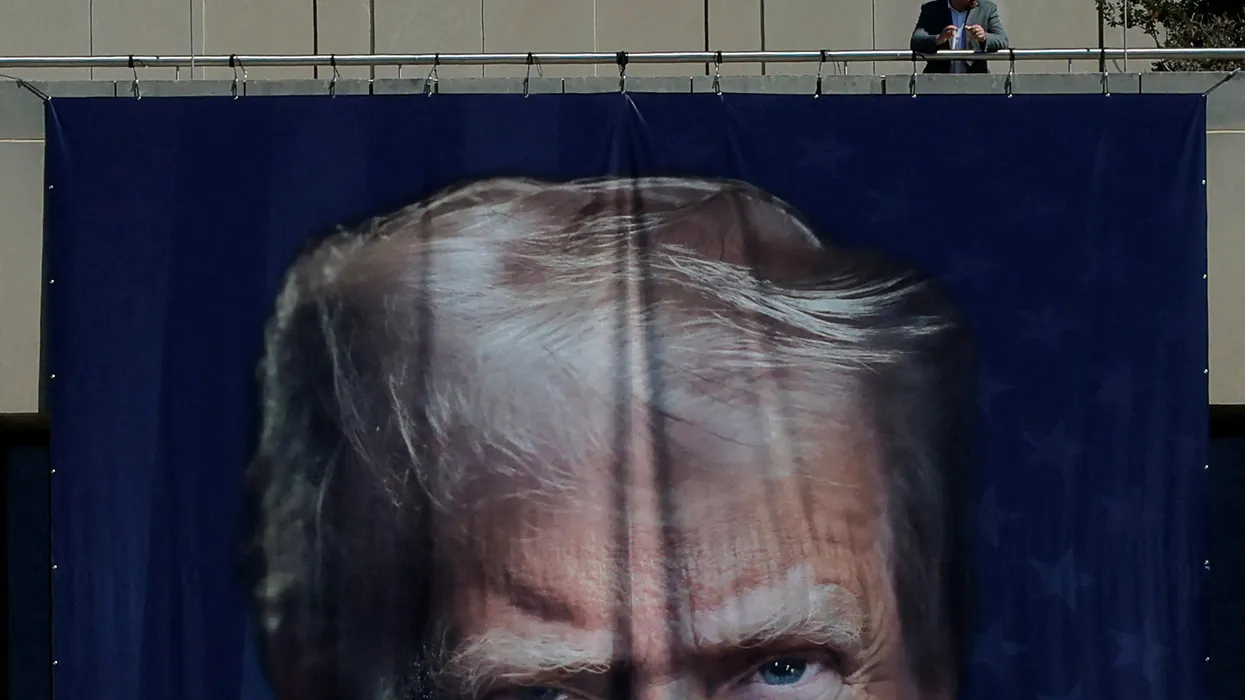 Registros de FOIA muestran que los banners de Trump en el DOJ eran parte del 'Proyecto de Embellecimiento RFK'