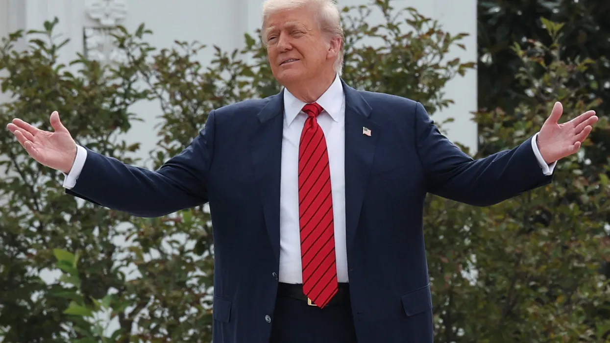 Николь Уоллес показывает нарезку, как MAGA-инфлюенсеры отвергают Трампа: «Я понимаю, как пришёл Гитлер»