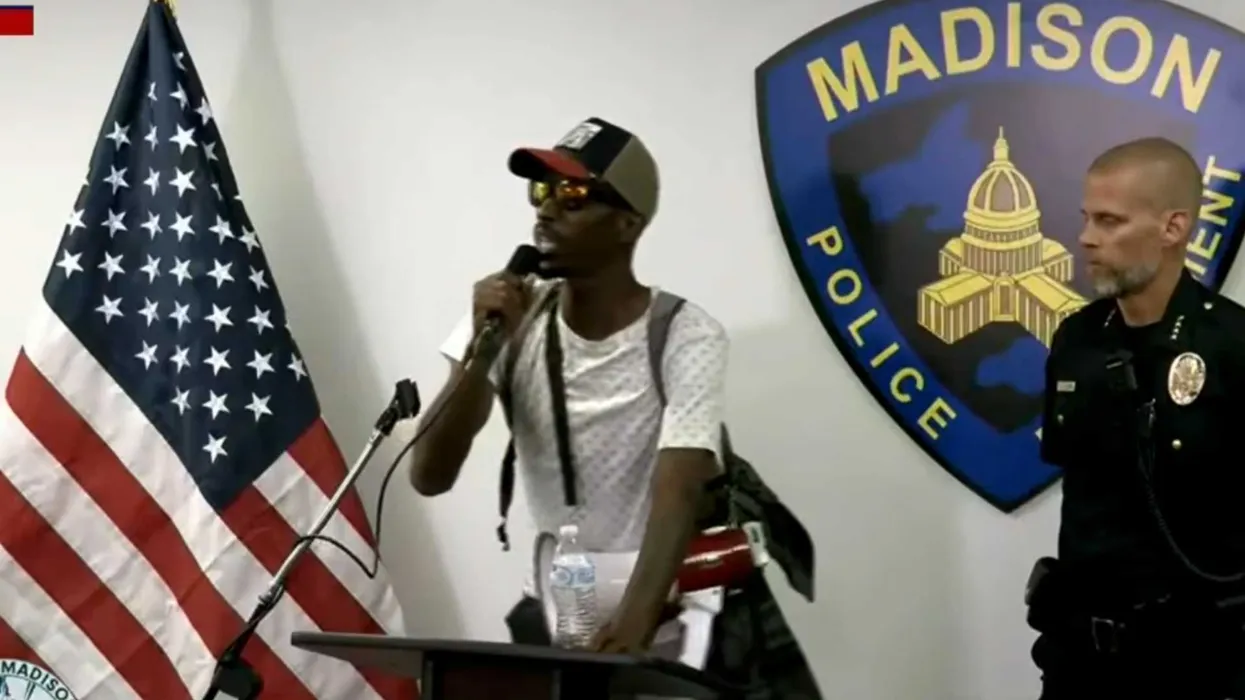 Demonstrant entreißt Polizeichef von Madison bei Pressekonferenz zu tödlichem Schusswaffeneinsatz das Mikrofon