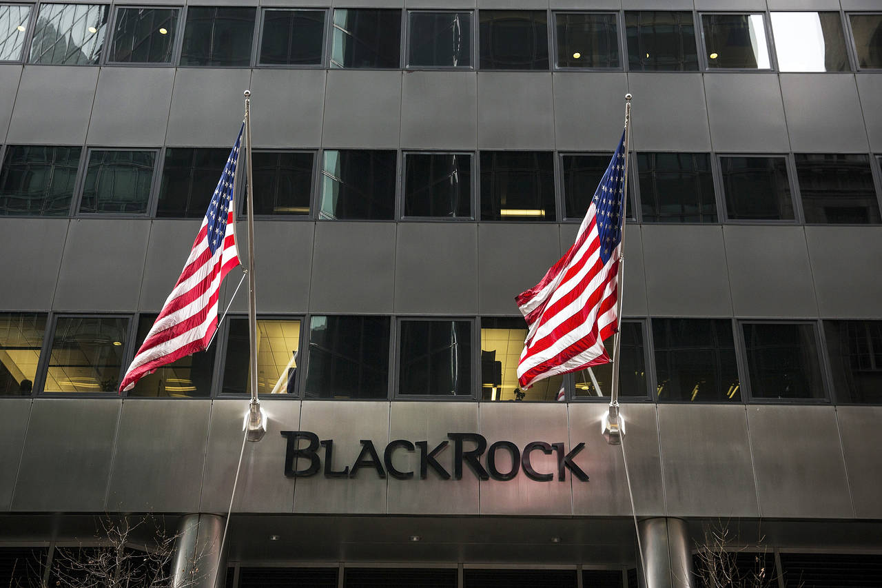 Bitcoin Rally Draws Mixed Views From Standard Chartered, Schiff and JPMorgan