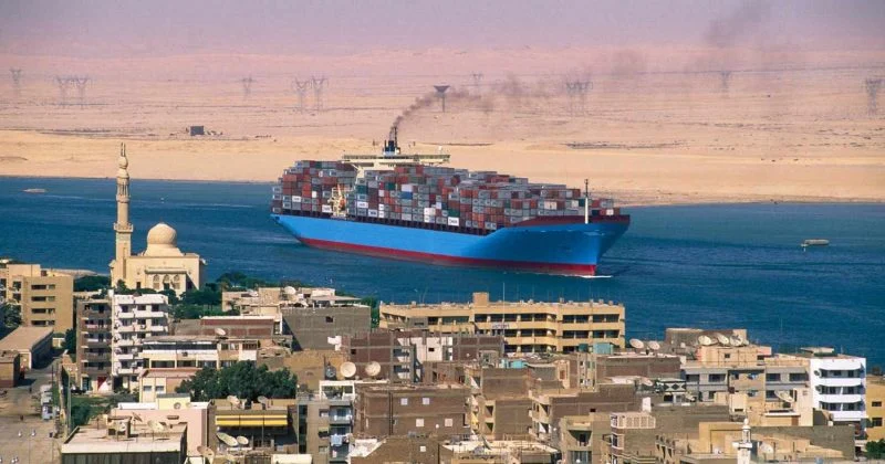 Attacco di droni danneggia due navi cisterna di gas vicino al Canale di Suez, accrescendo i timori per la sicurezza energetica