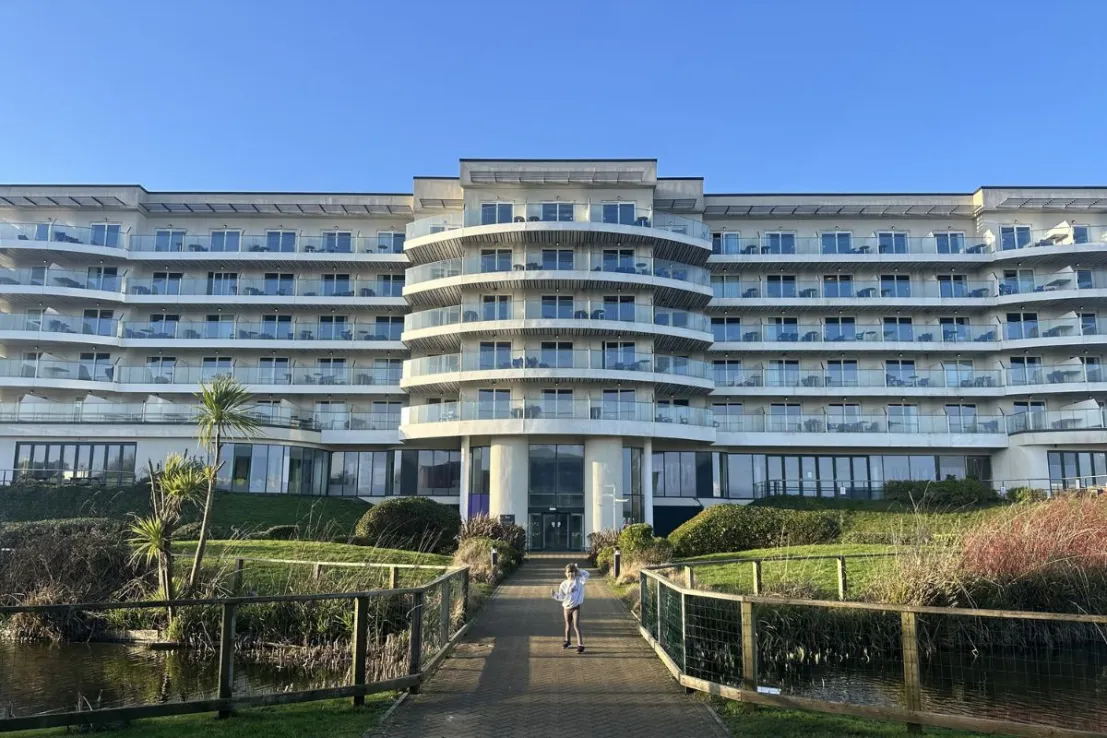 Hilton和Butlin's批评被排除在商业地产税减免计划之外