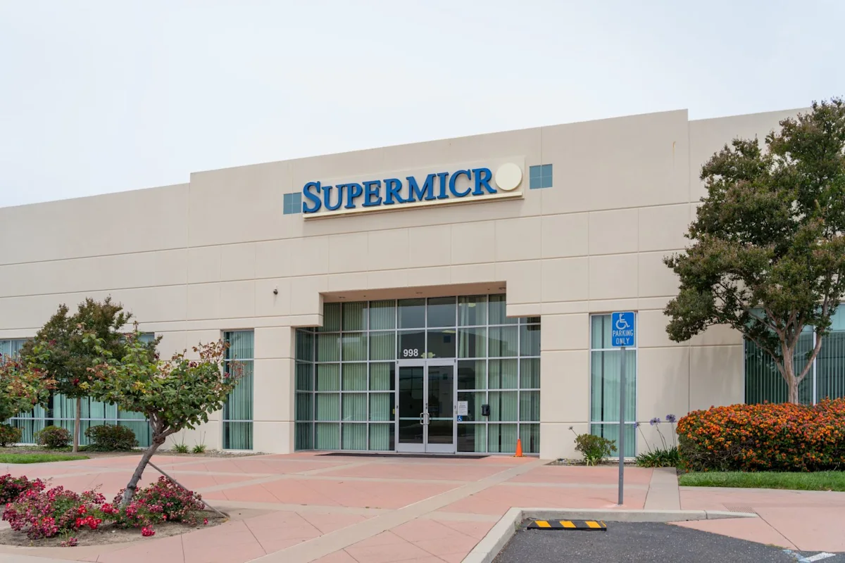 Super Micro Computer完成出口管制調查,現任管理層獲證實清白