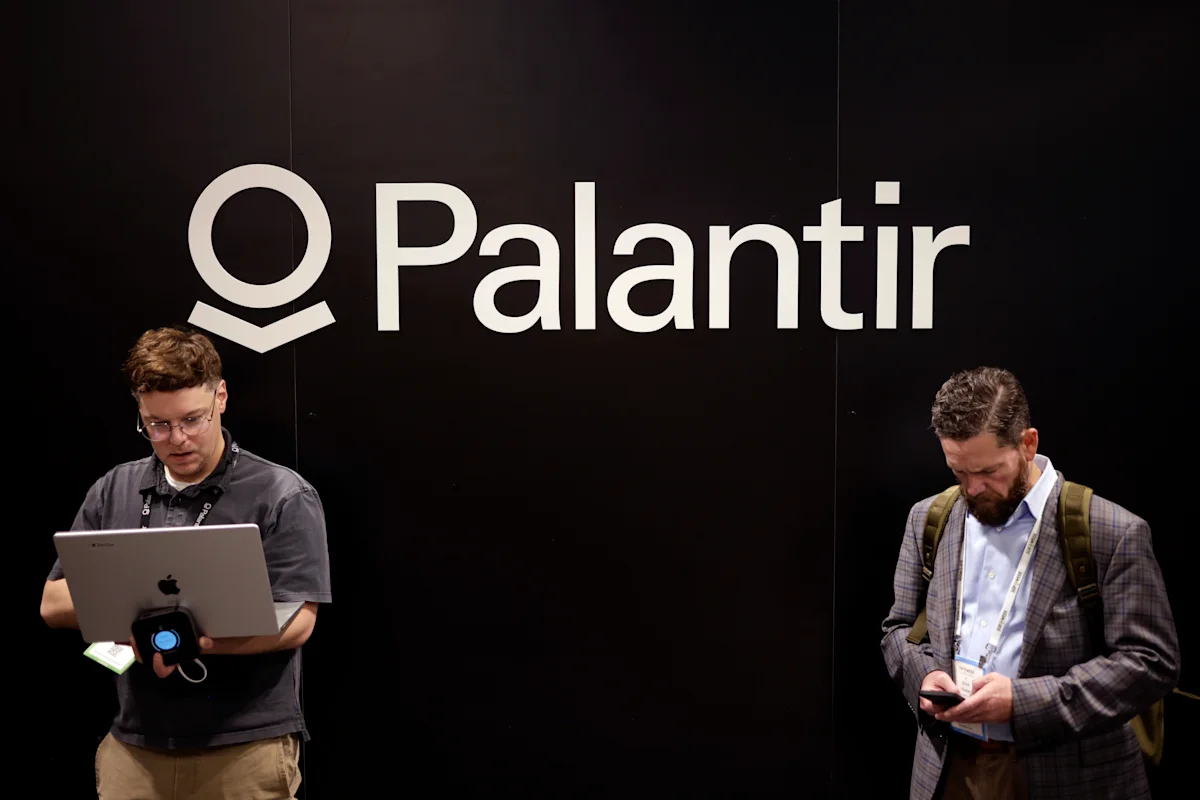 Les contrats à terme sur les actions américaines montent à l'approche des résultats ; Palantir et Caterpillar bondissent