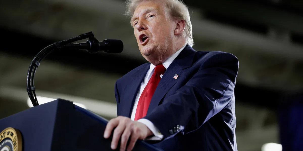 トランプ氏、ミシガン州の集会でエプスタイン関連の抗議を受け激しく反発