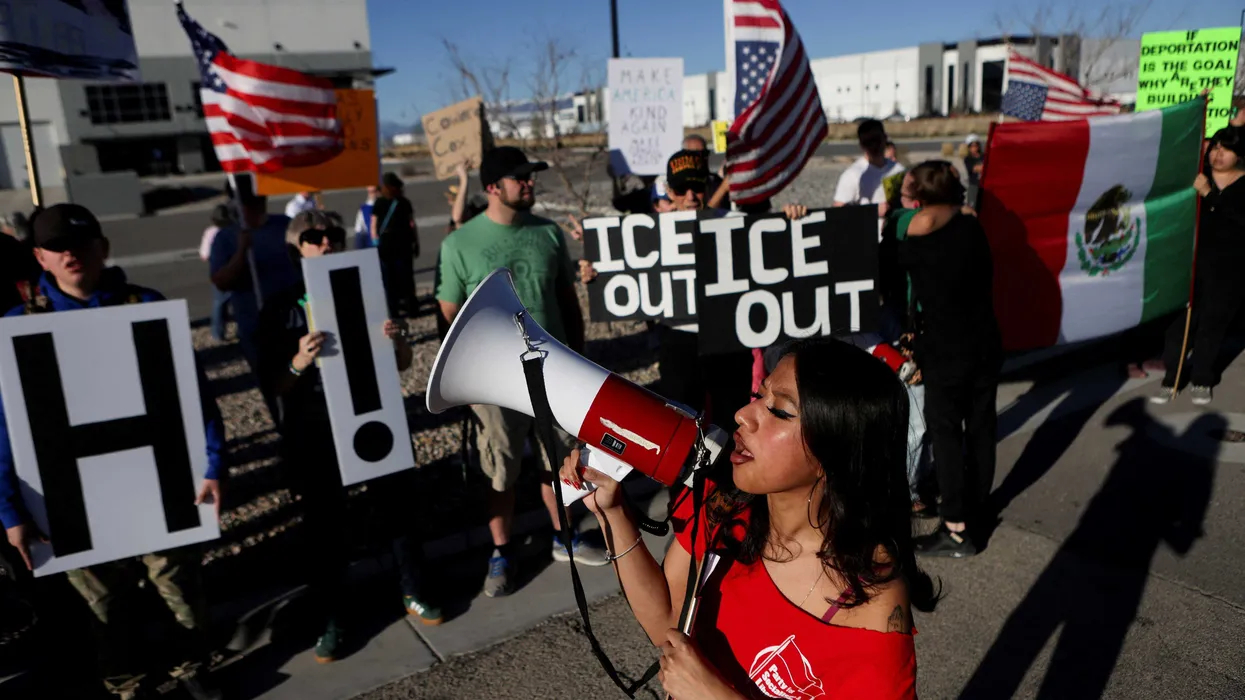 ICE deportó a un hombre a dos países en violación de órdenes judiciales separadas