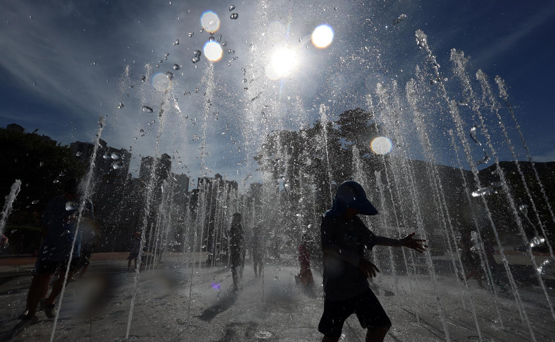 Yangsan nella Corea del Sud raggiunge 41,6 °C per il quarto giorno consecutivo sopra i 40 °C, stabilendo un nuovo record nazionale di caldo