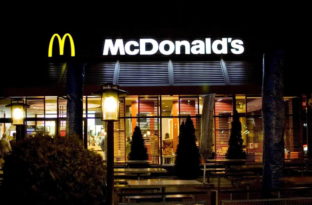 McDonald's entra nel mercato delle bevande energetiche con la Red Bull Dragonberry Energizer mentre il titolo fatica nel 2026