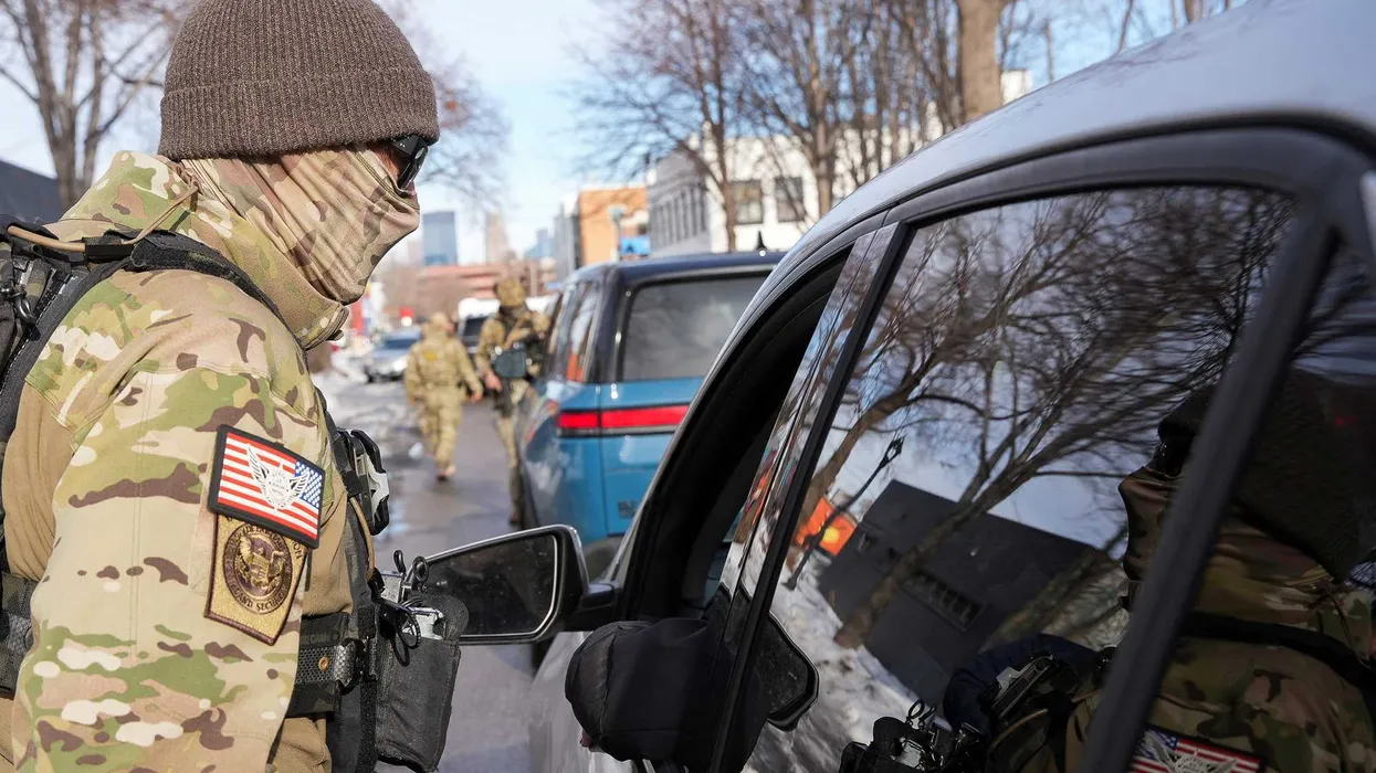 В отчете говорится, что агенты Border Patrol использовали оскорбления во время операций в Лос-Анджелесе под руководством Грега Бовино