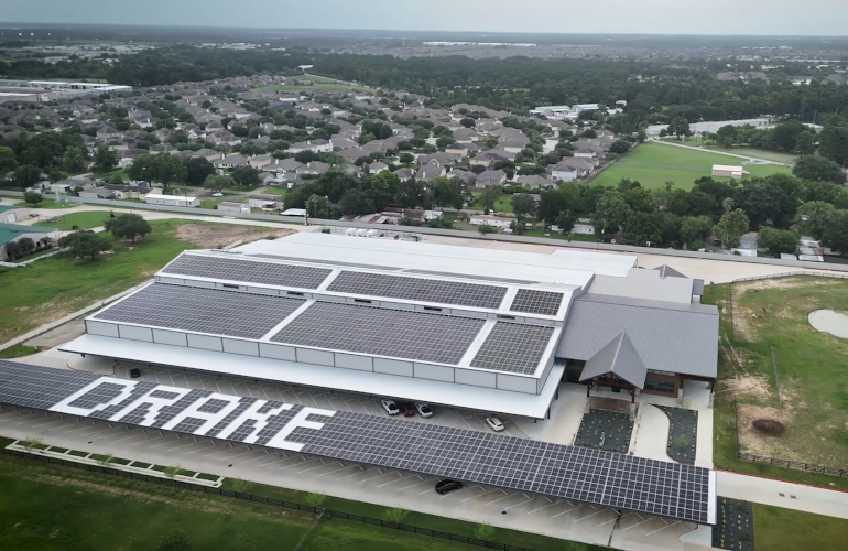 Drake Plastics wdraża 1,3-MW carport solarny z nazwą firmy, widoczny dla ruchu lotniczego nad Houston