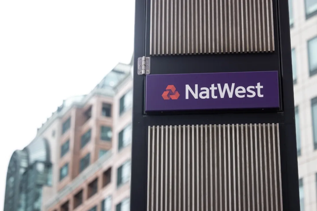 NatWest снова повышает прогнозы по доходам после роста прибыли выше ожиданий