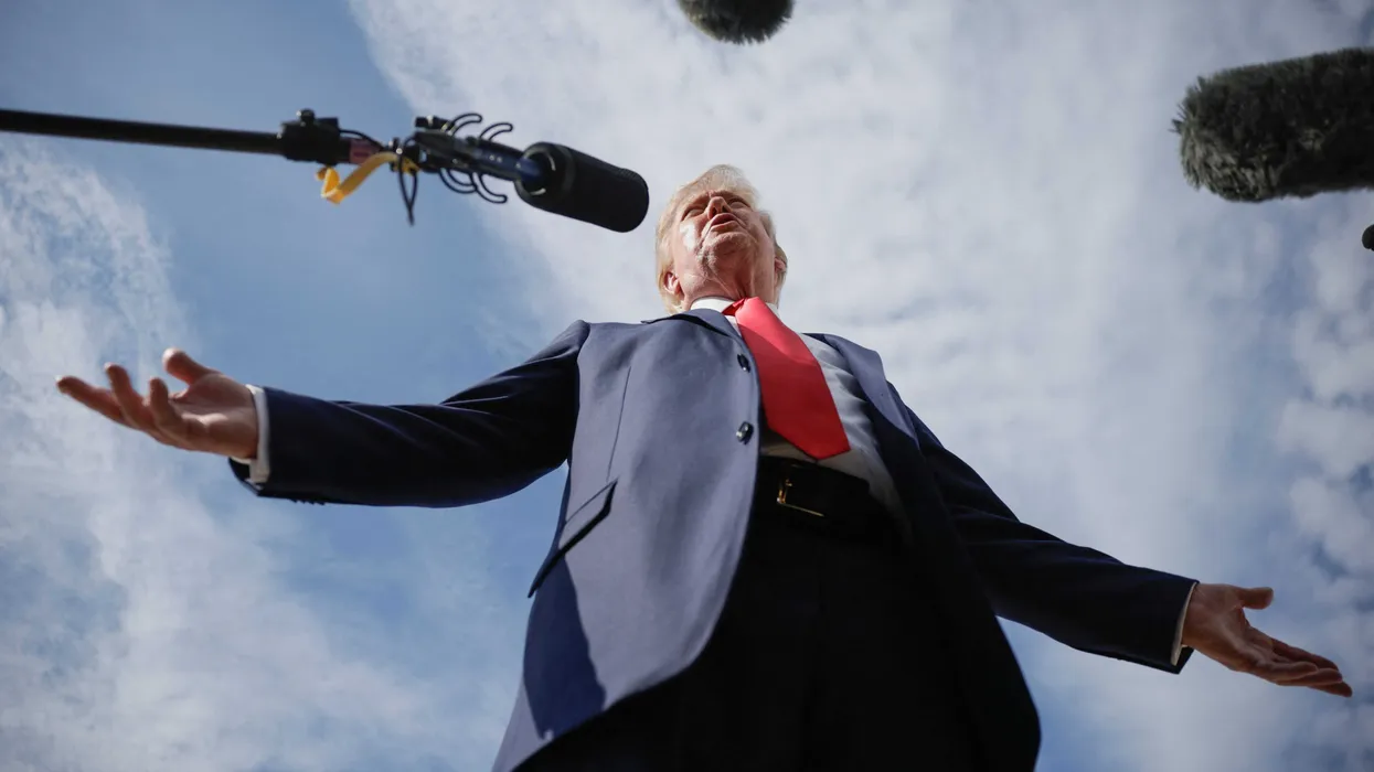 Trump arremete contra Tucker Carlson, Thomas Massie y Marjorie Taylor Greene por reunión en Maine