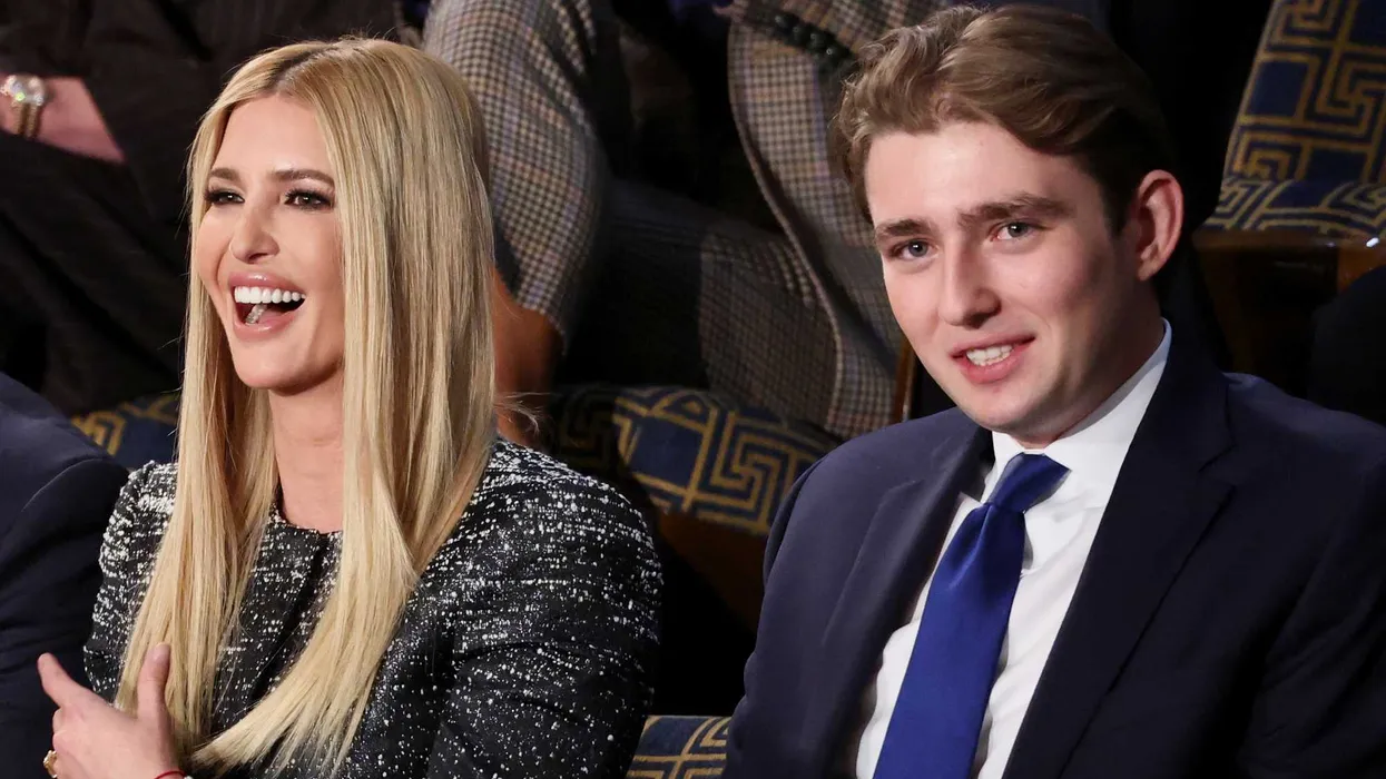 Barron Trump podría verse arrastrado a la demanda de $10 mil millones del presidente Trump contra la BBC, según experto legal