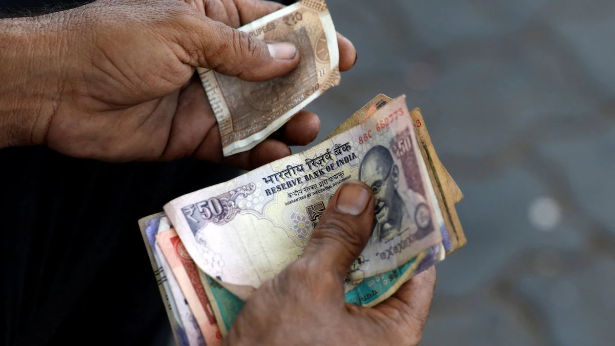 La rupia alcanza un máximo de un mes mientras el petróleo más barato y las entradas de capital apoyan la moneda