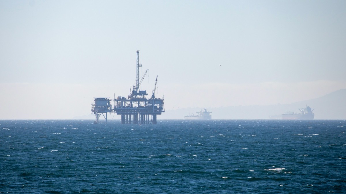 Нефть подскочила на 7% после угроз Трампа в адрес Ирана накануне решения ФРС
