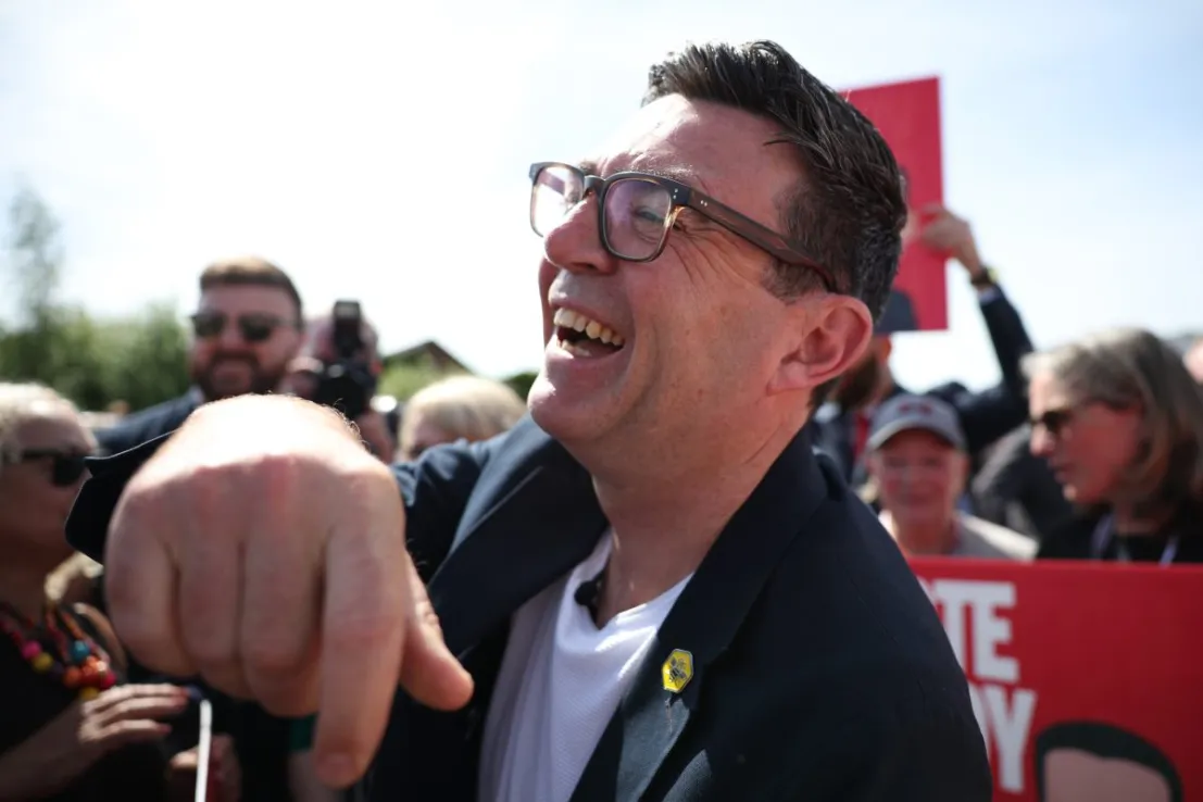 Wzrost Burnhama: premier zyskuje na popularności – kosztem Farage’a