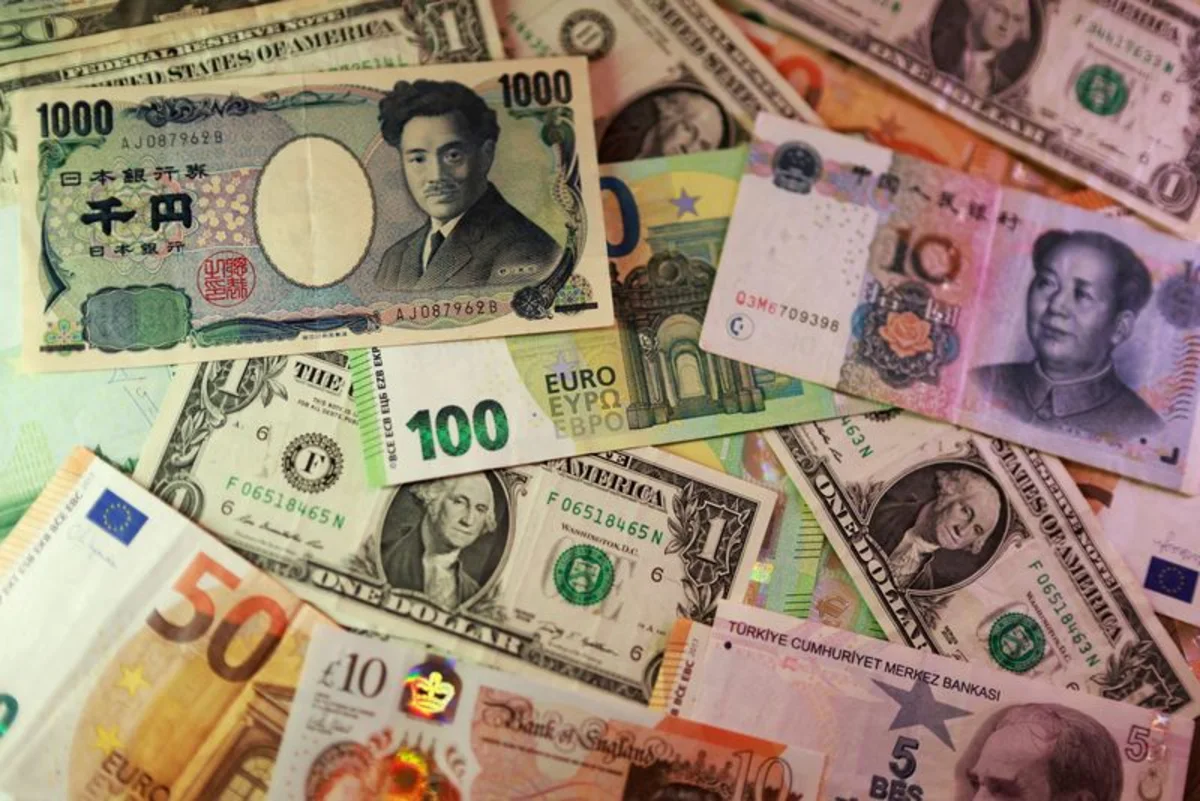 Dolar stabilizuje się po spadku zatrudnienia; rynek czeka na dane o inflacji