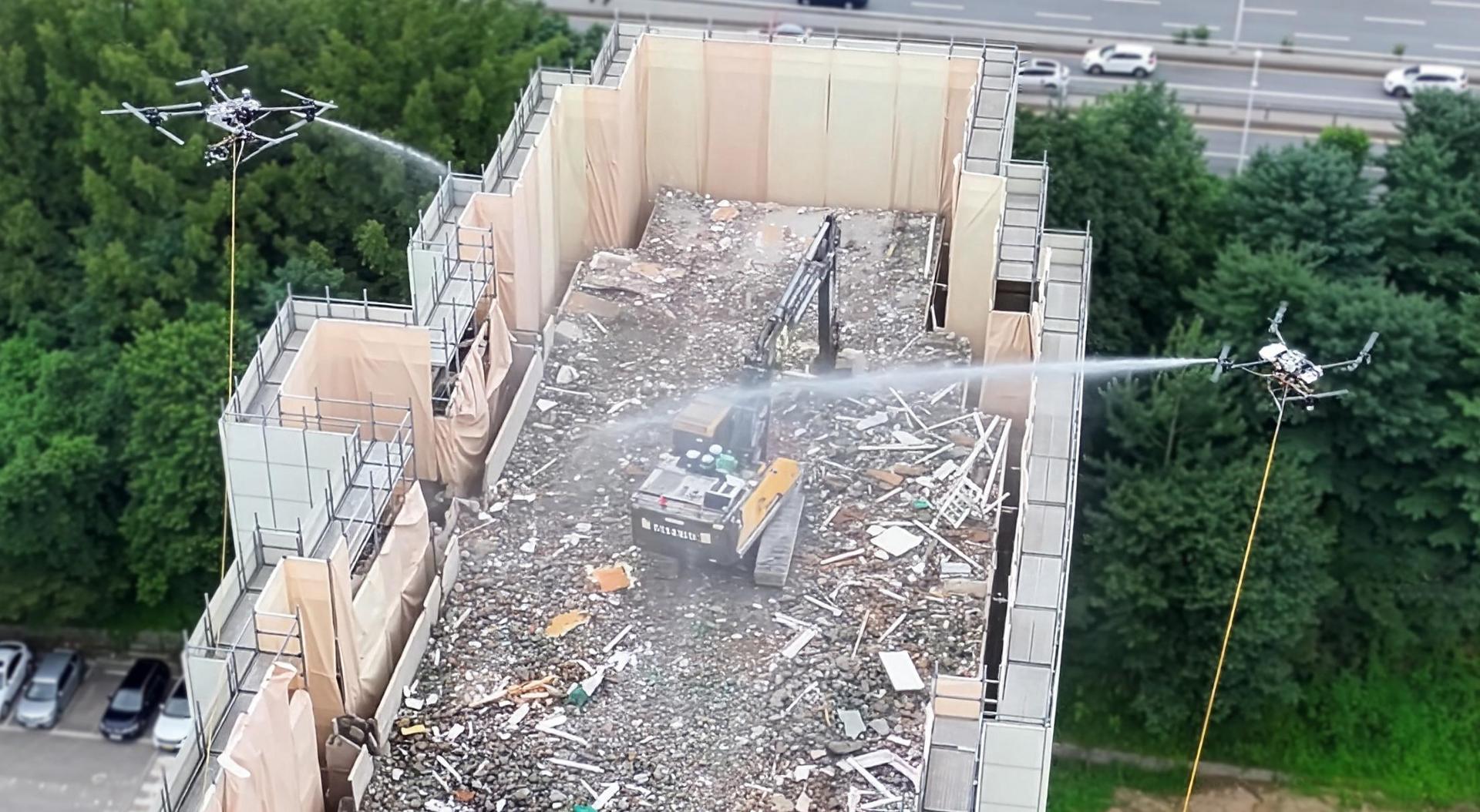 Hyundai E&C prueba dron pulverizador de agua para supresión de polvo en sitio de demolición