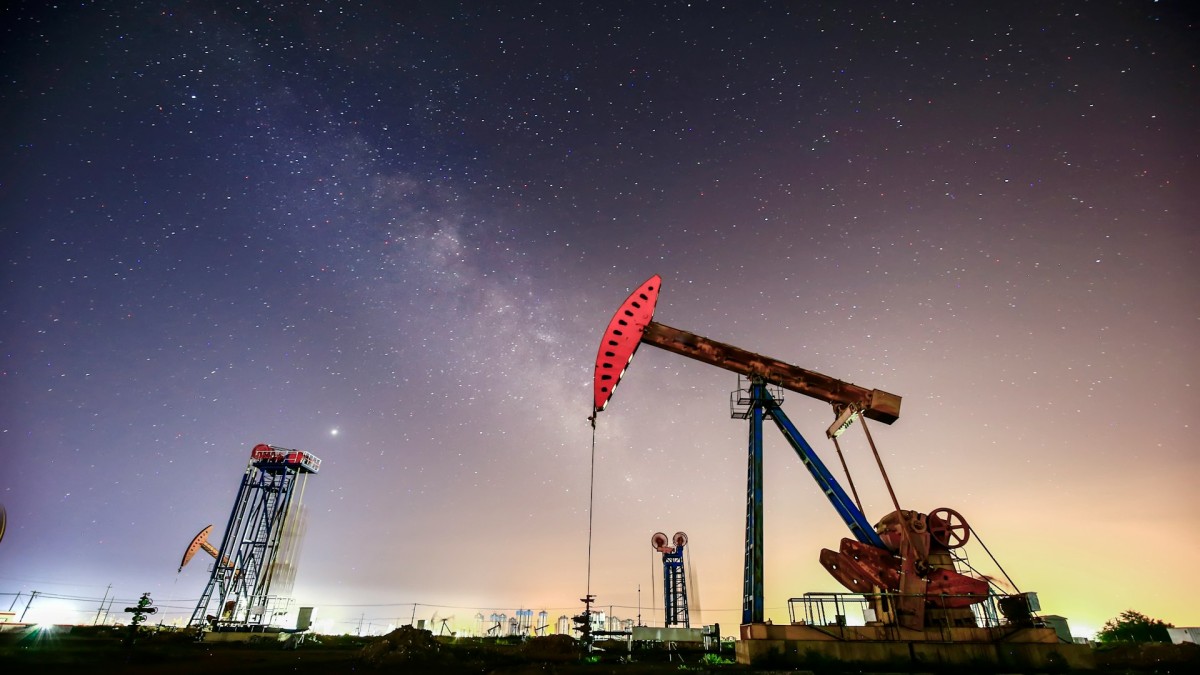 Les gestionnaires de fonds réduisent leurs paris haussiers sur le pétrole pour la deuxième semaine consécutive, selon les données COT